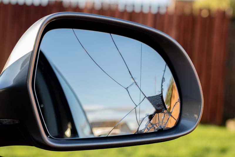 разбитое зеркало автомобиля